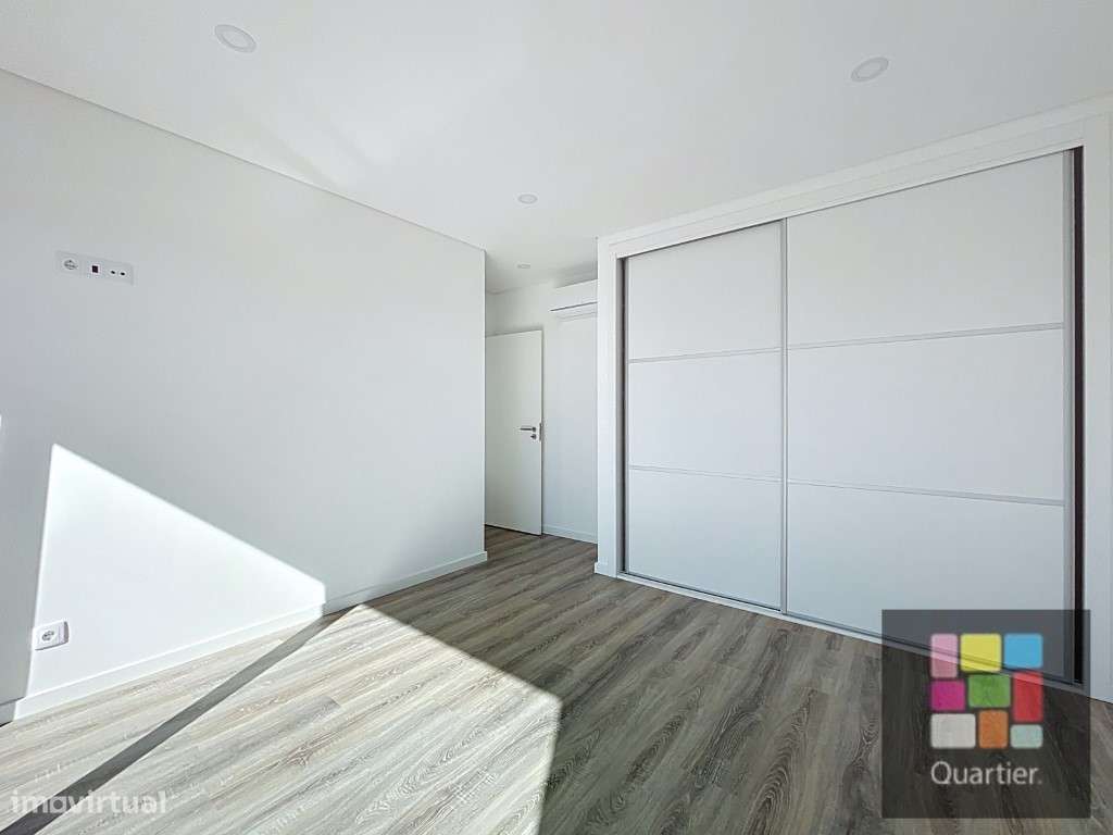 Moradia T3 + 1 com piscina na Charneca de Caparica.-6