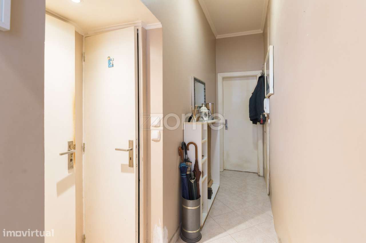 T2 c/ logradouro - próximo estação Campolide - Grande imagem: 3/16