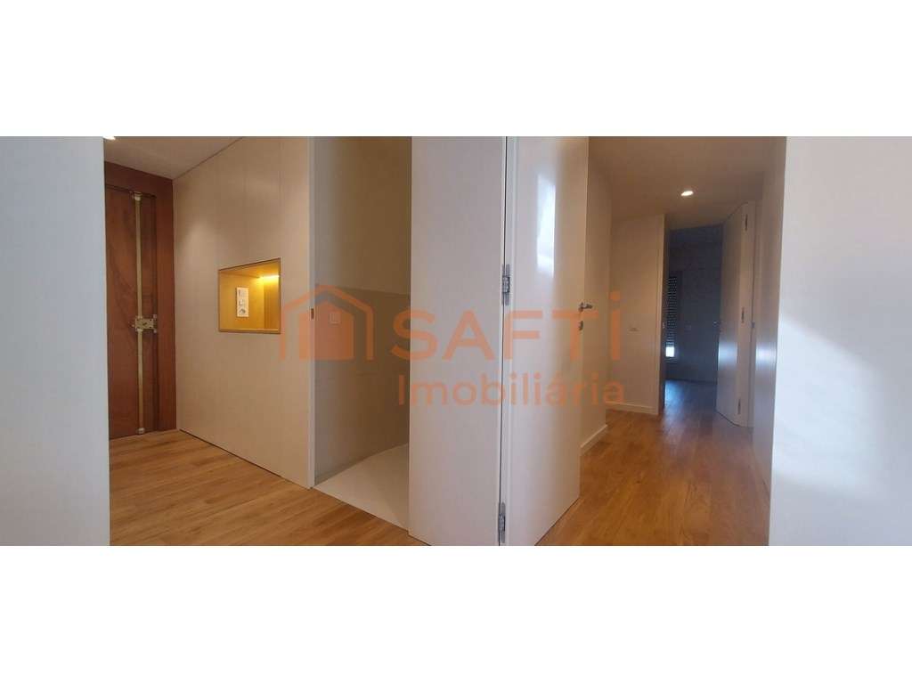 Apartamento T3 Totalmente Renovado - Grande imagem: 3/38
