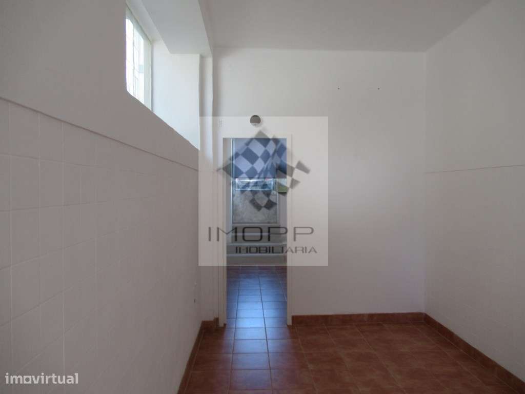 Loja com excelente localização na Reboleira-9