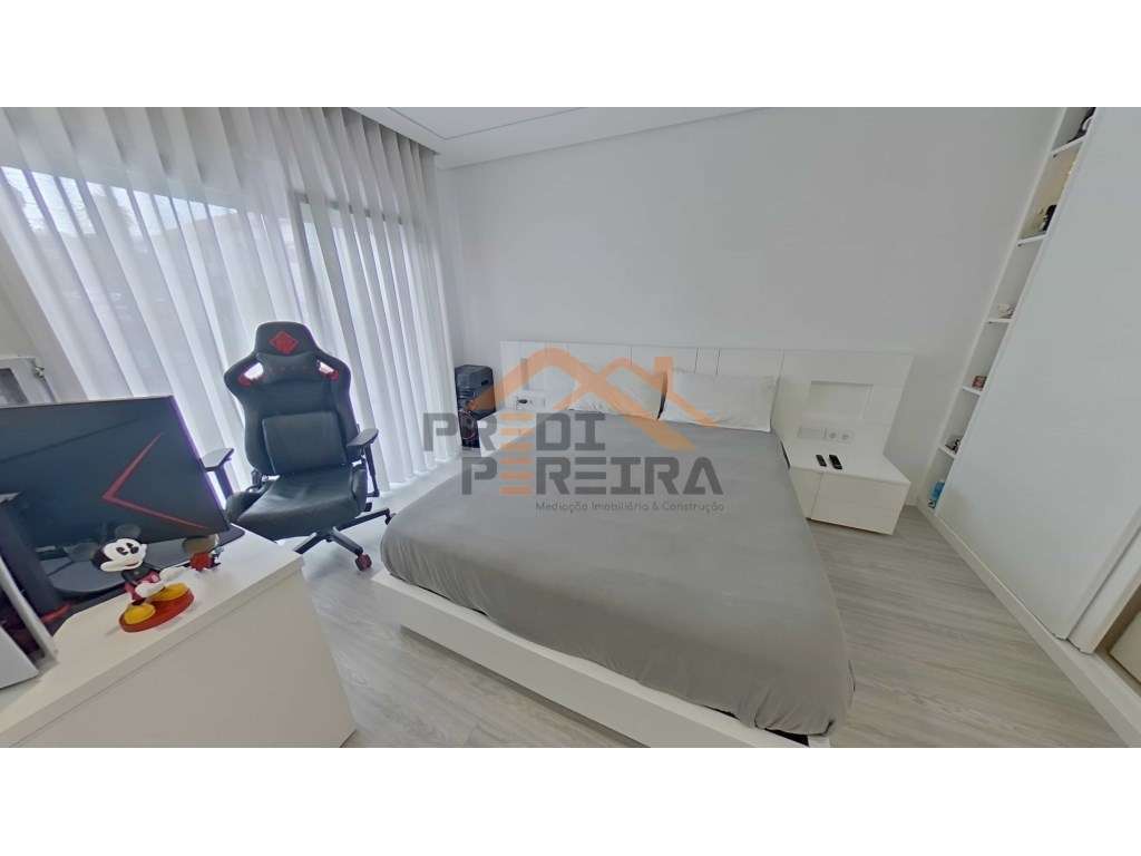 Moradia T3, situada no Casal da Silveira, em Famões-37