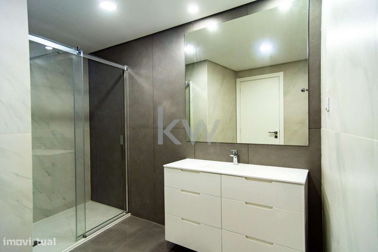 Oportunidade nas Colinas: T3 com Estilo, Luz Natural e Estacionamento-24