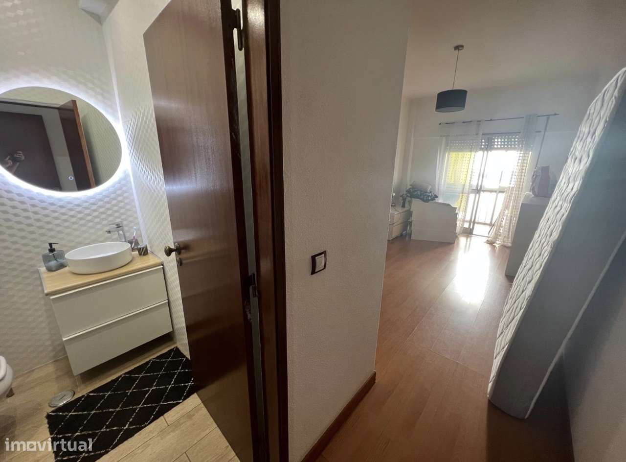 Apartamento T2 - 2 WC's , Varandas - ótima localização -Amora-12