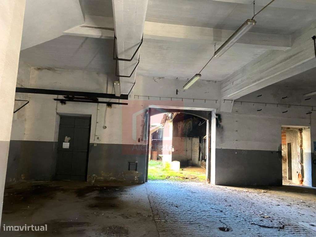 Prédio de 2 pisos para recuperar com logradouro no centro do Montijo-10