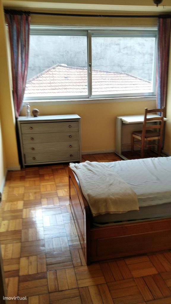 42115 - Quarto com cama de solteiro, junto ao metro do Bolhão