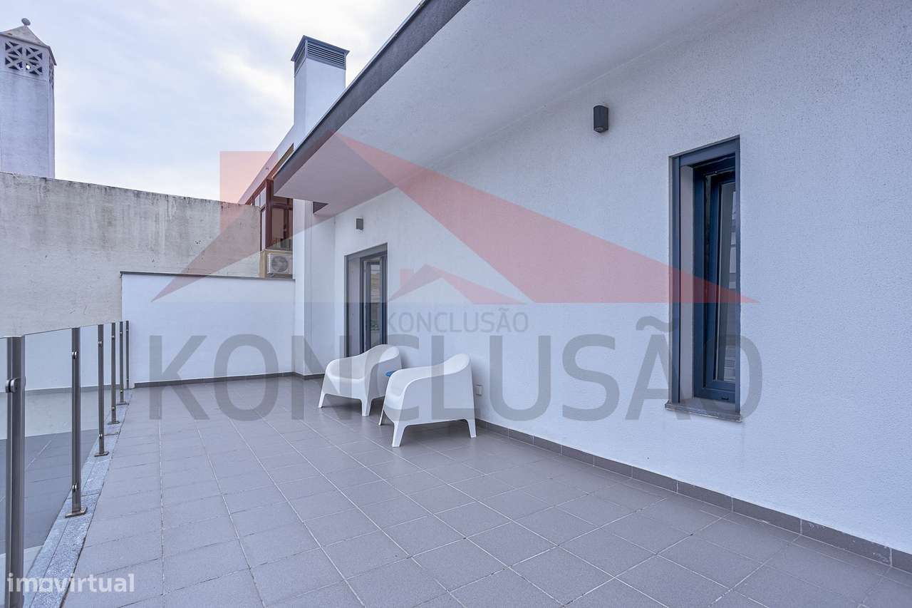 Moradia T4 de arquitetura moderna, estado de nova.-26
