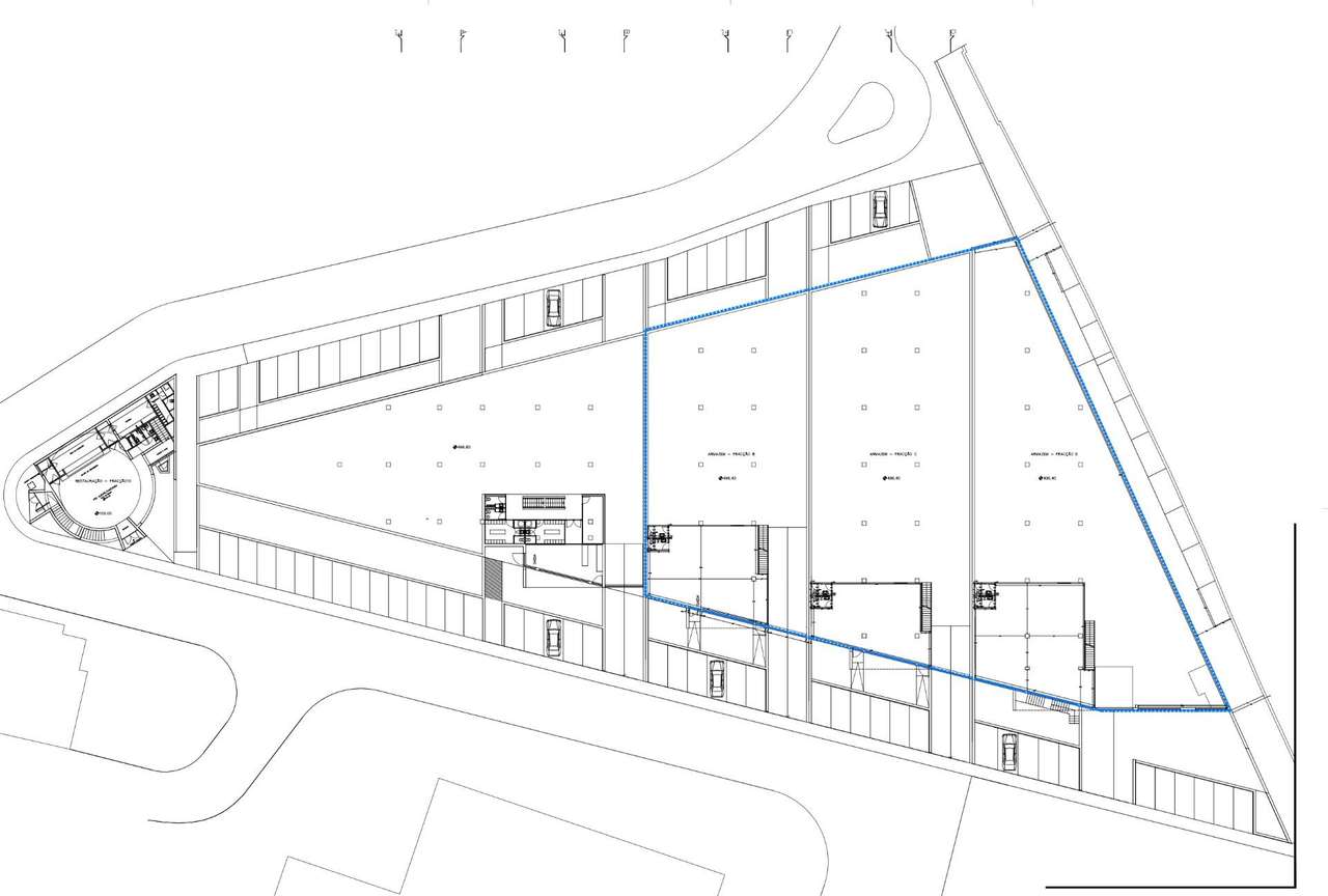 Armazém com 1031 m2, amplo com zona comercial - Santo Tirso-1