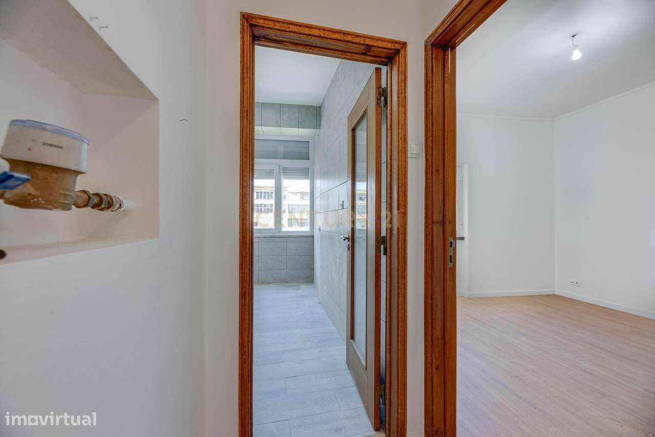 Apartamento T2 Renovado  na venda Nova -  Amadora-2