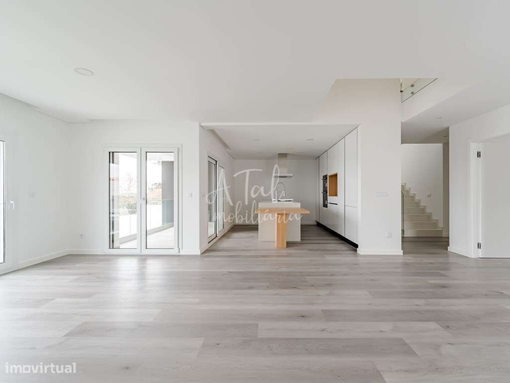 Moradia Geminada T4 Nova com Piscina - Moderna, Confortável e Bem L... - Grande imagem: 4/44