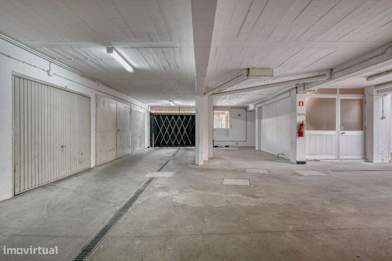 T2 Remodelado com Piscina a 500m da Marginal, Monte Estoril-17