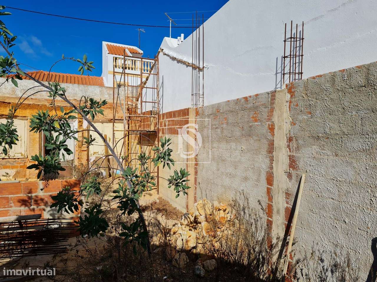 Moradia com projeto de renovação e ampliação aprovado no Parchal-5