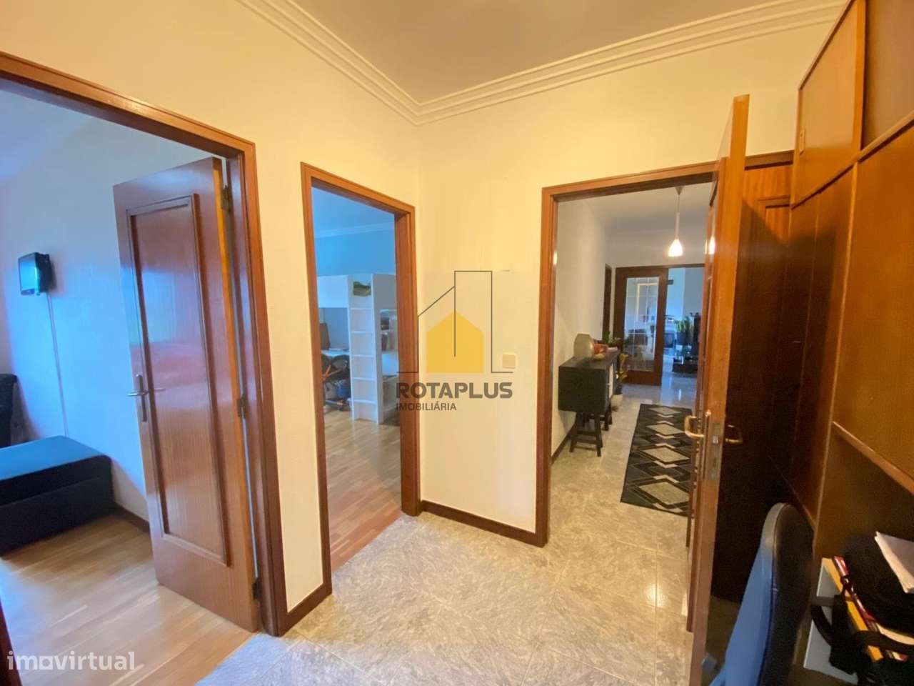 Apartamento T2 com excelentes áreas, varanda e garagem-7