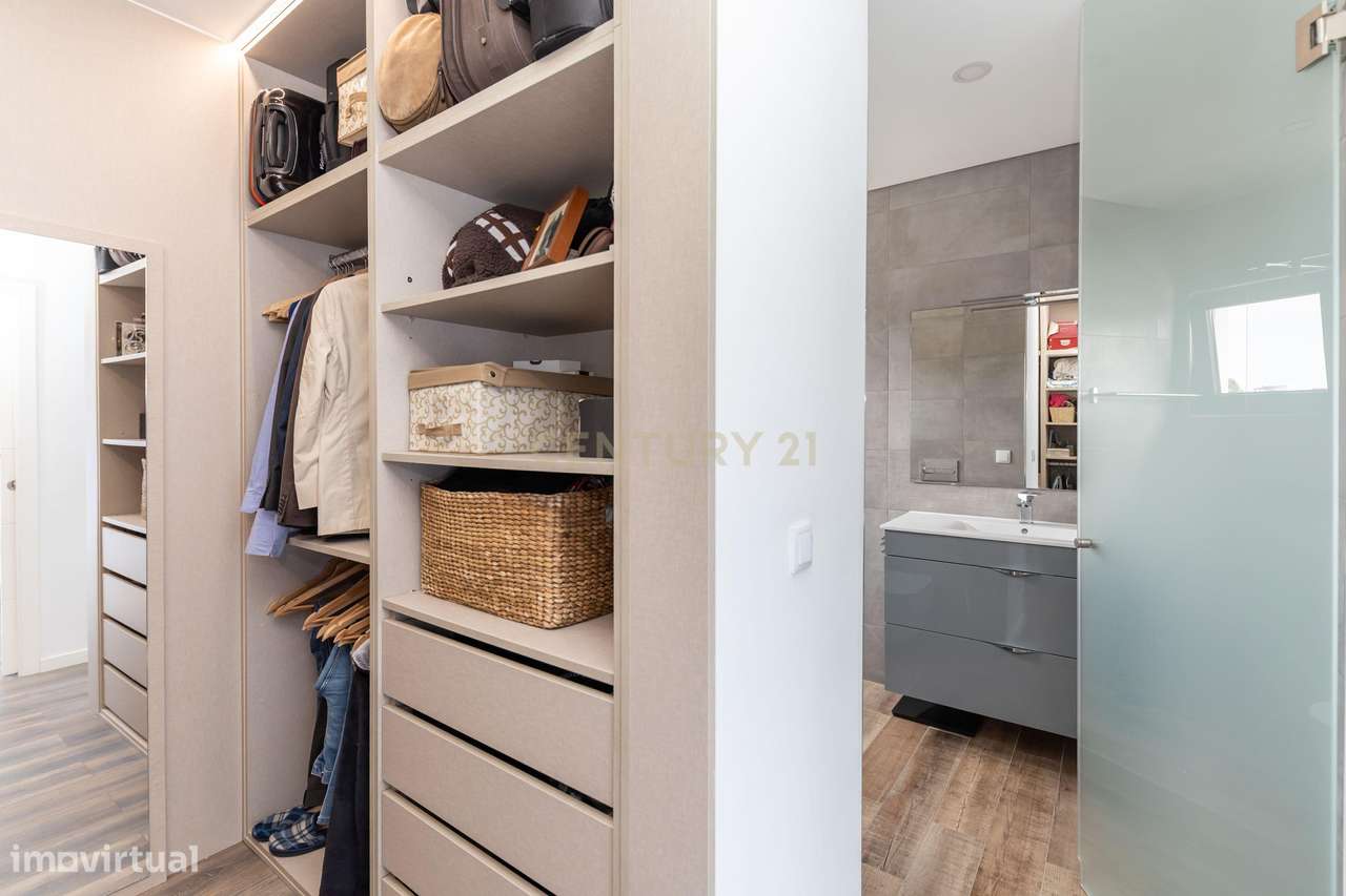 Moradia Isolada T4 de Prestígio – Bairro de São João, Sobreda-37