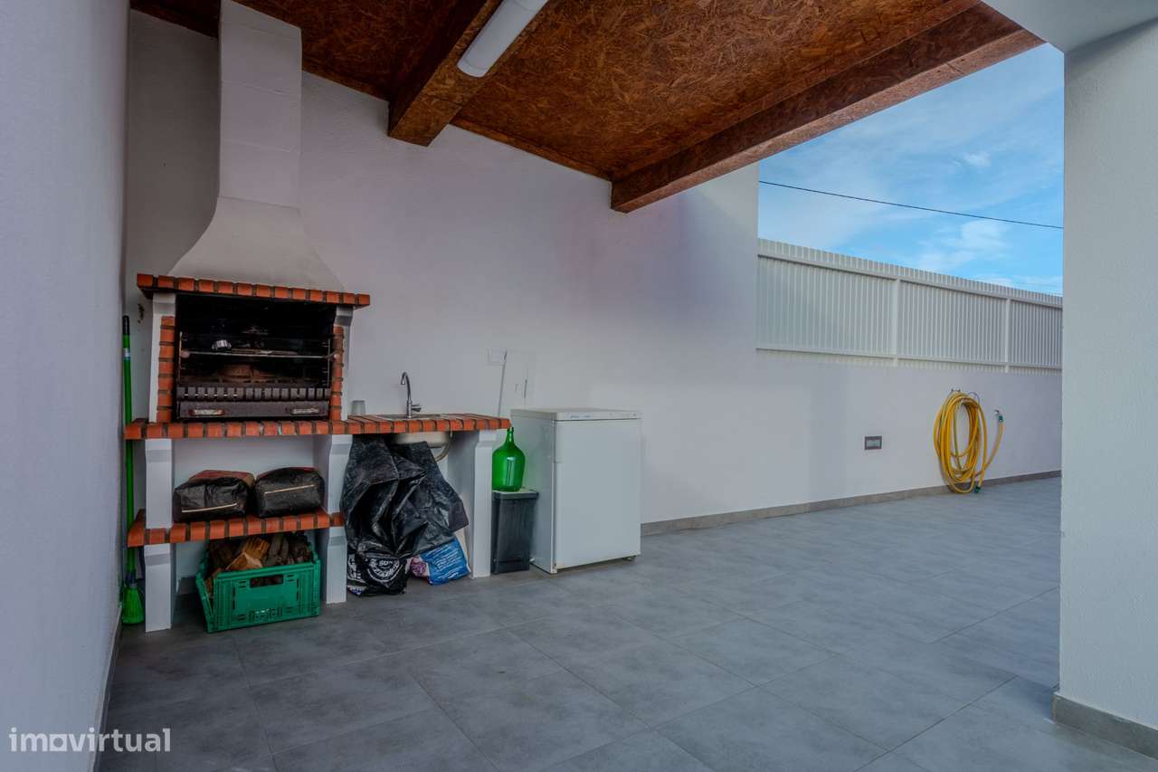 APARTAMENTO T2 remodelado impecável com terraço!-9