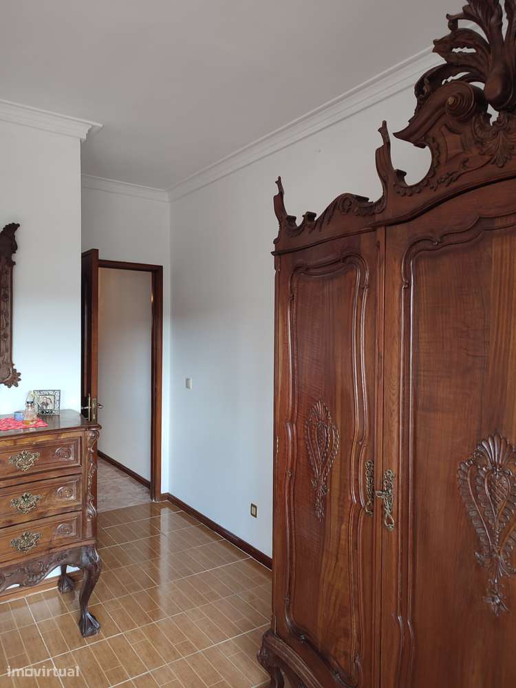 Moradia térrea com 4 frentes, garagem, anexos, jardim e bons acessos-21