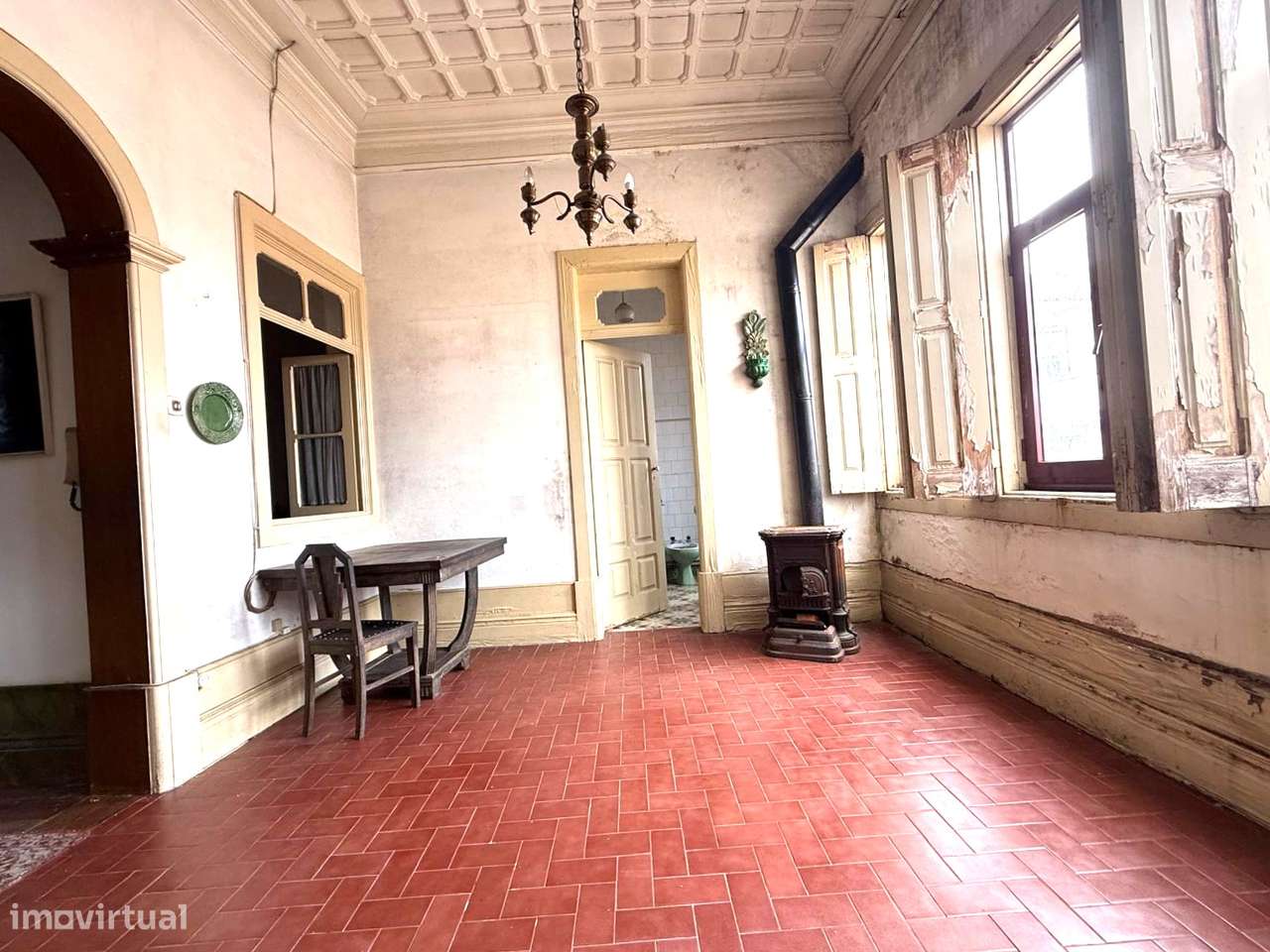 Moradia de Traça Apalaçada com Lojas  no Centro Histórico de Ovar-32