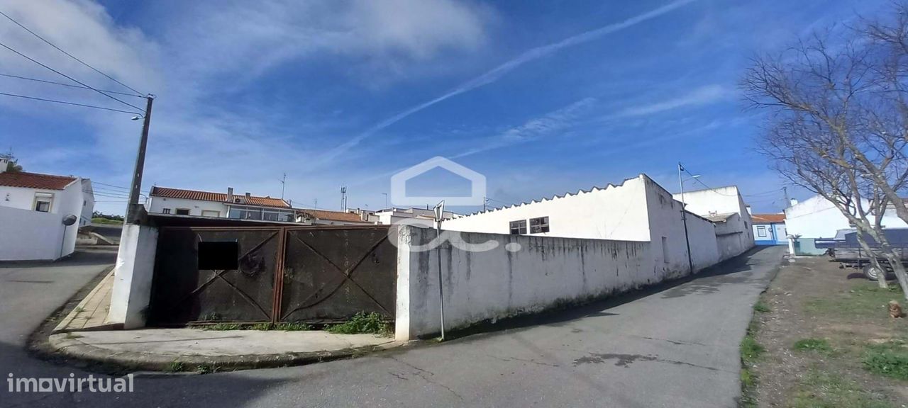 Prédio urbano, com um área total de 1025 m2