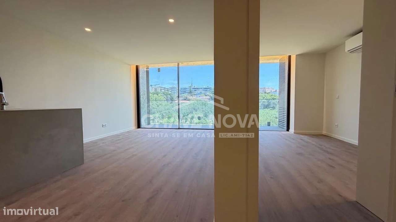Apartamento T2 com garagem e varanda em Gaia-9