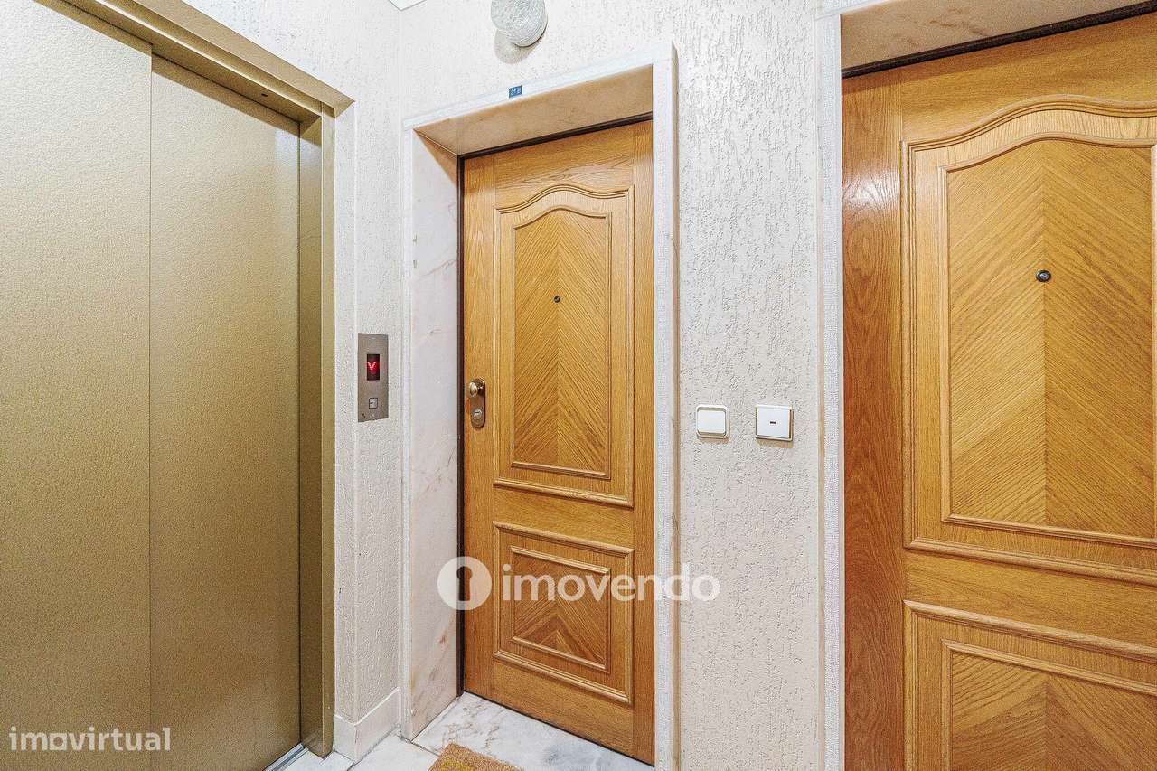 Apartamento T3, com estacionamento e arrecadação, na Ramada-45