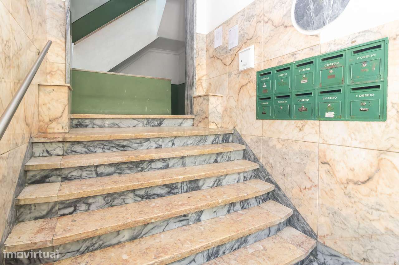 Apartamento com Potencial de Valorização em Almada-12