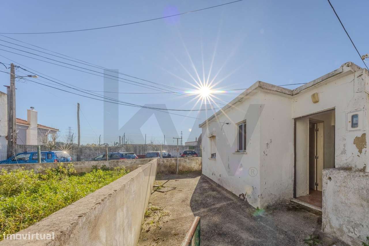 Moradia Bi-Familiar + 2 Anexos Habitáveis na Sobreda Caparica-26