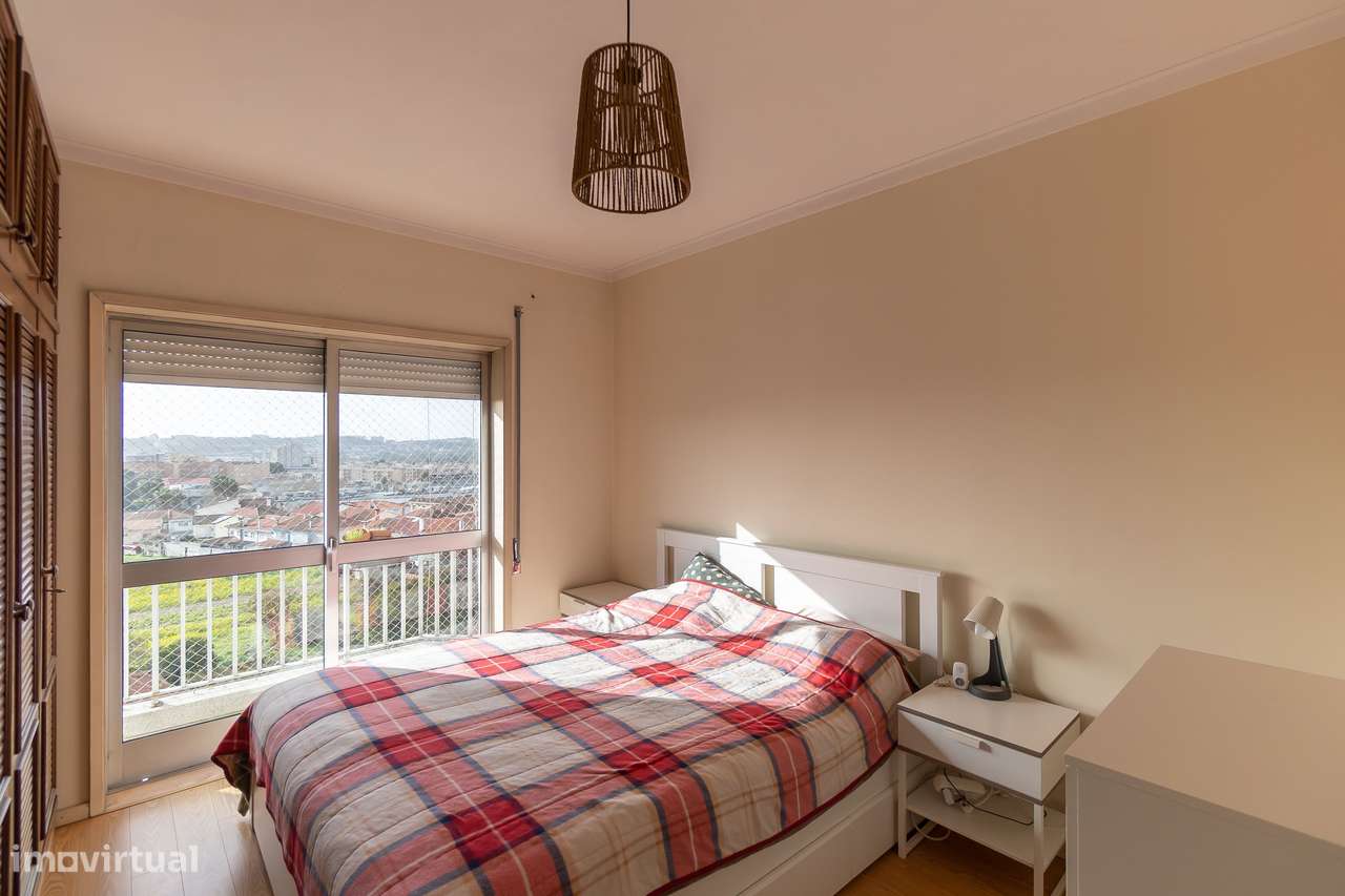 T3 com Varanda + Garagem | A 600m do Metro da Venda Nova-17