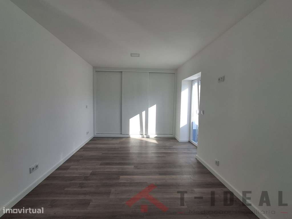 Moradia T3 totalmente remodelada perto das praias-11