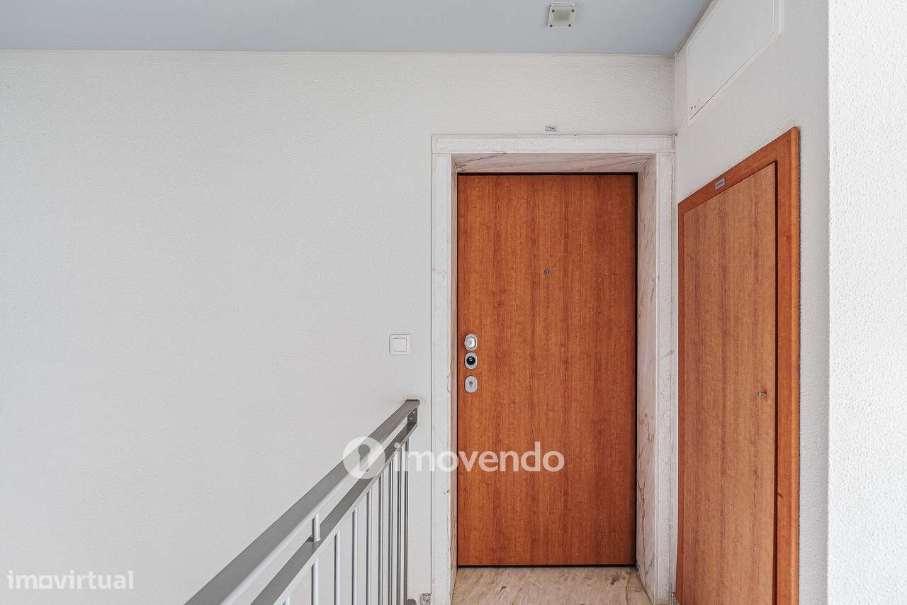 Apartamento T3 com garagem, em condomínio com piscina, em Bicesse-45