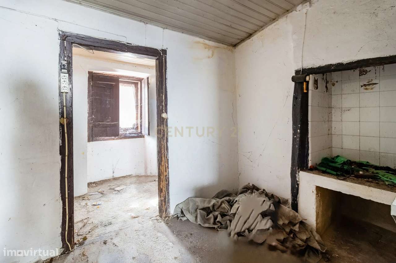 Moradia em ruína, dentro das muralhas em Óbidos-16