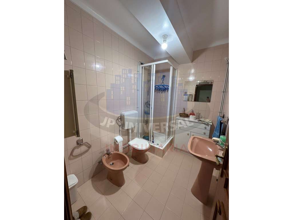 Vende-se Apartamento T3 junto à Avenida Marquês de Pombal-11