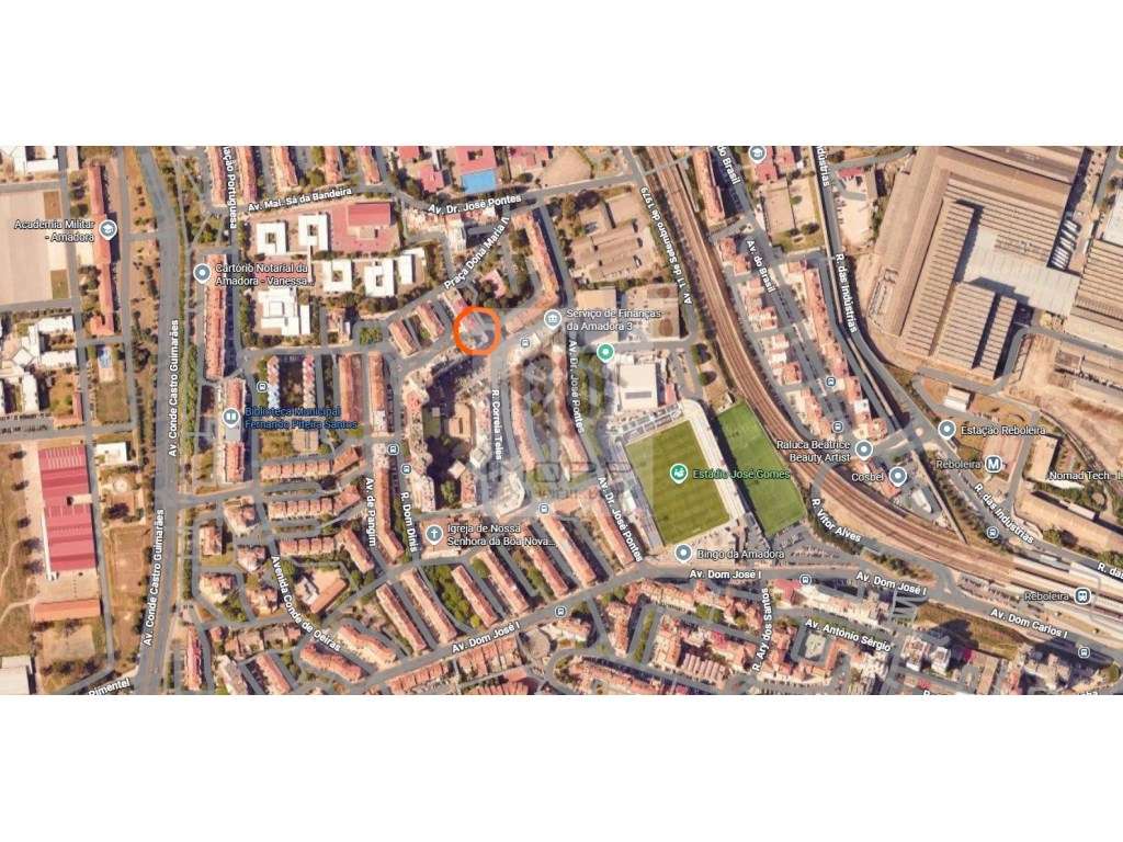 Loja com excelente localização na Reboleira-20