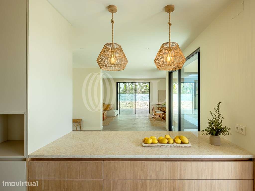 Moradia T3+1 com jardim, piscina e garagem, no Estoril-14