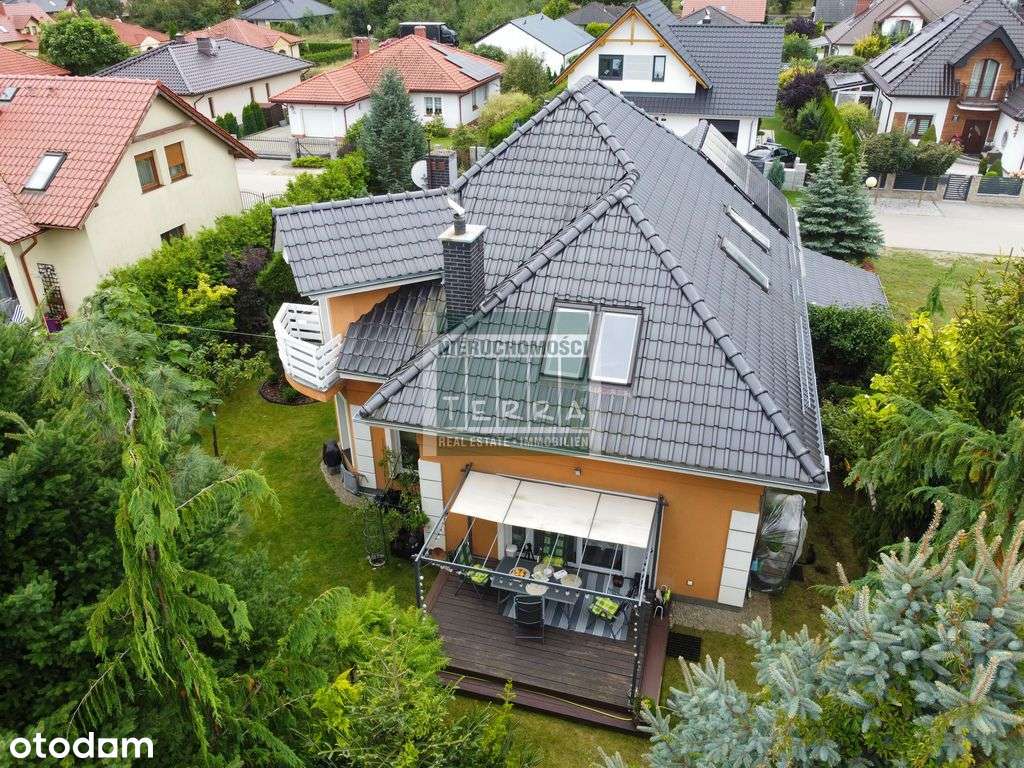 Uroczy dom na przedmieściach.-7