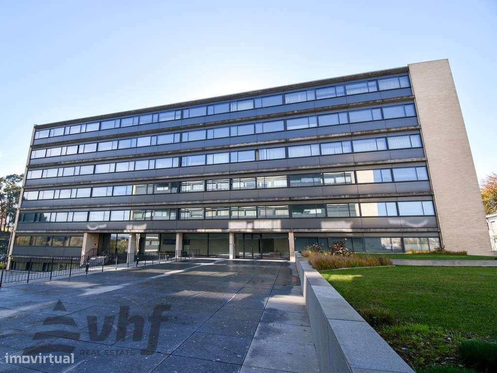 Oportunidade Única: T5 de Excelência no Condomínio Jardim das Camélias-40