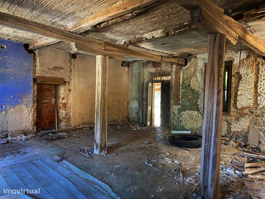 Grande moradia para recuperar, vistas desafogadas, São Gregório-5