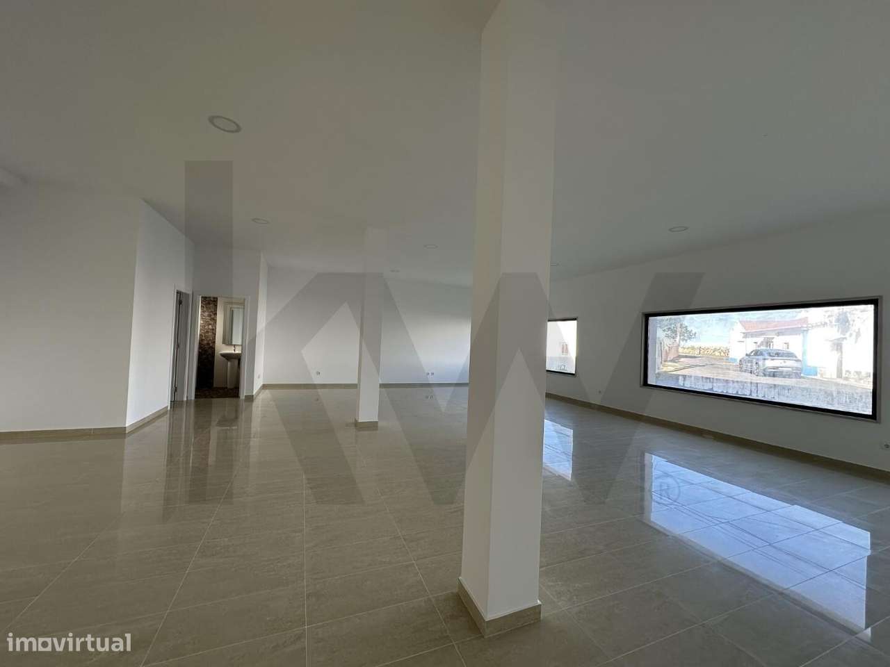 Loja com 111m2 na Carvoeira-0