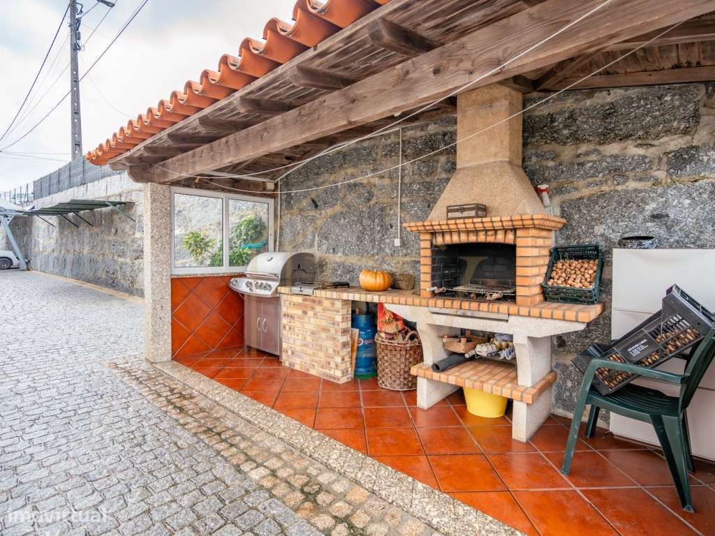 Moradia T4 em Aldão-8