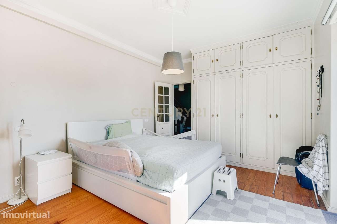 Terreno de 956m2 com duas moradias em Alcântara, Lisboa, uma T4 e T3-41