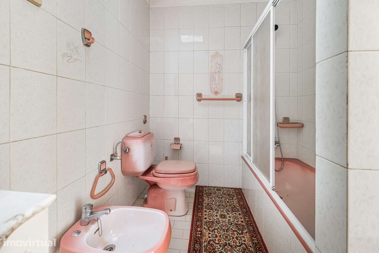 Moradia T4 de gaveto em Nogueira-21