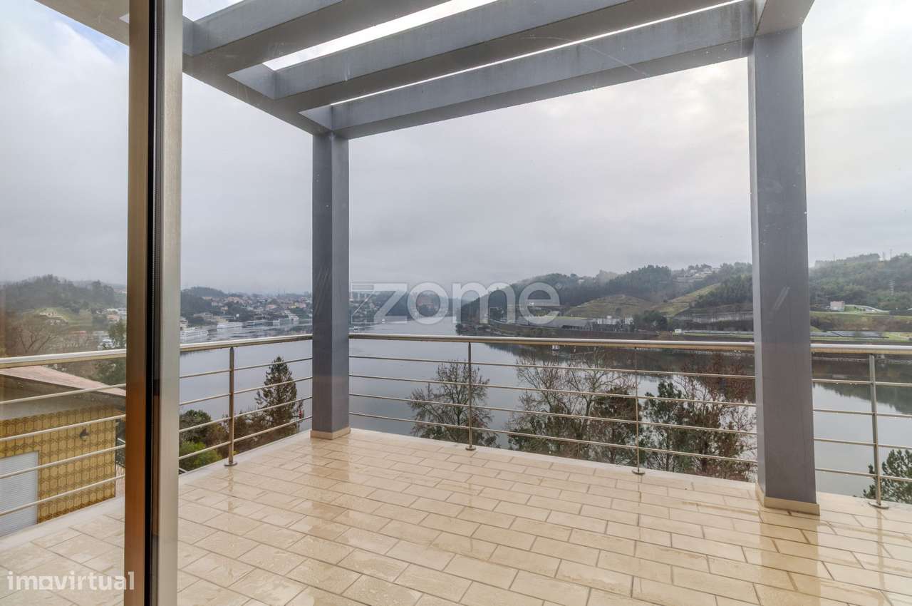 Moradia T3 | 3 Suítes e Piscina com Vista Rio-9