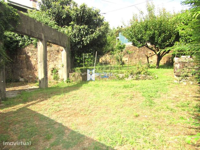 DUAS MORADIAS PARA RESTAURO,MAIS  TERRENO ( 3 ART.MATRICIAIS ),JUNTO C-2