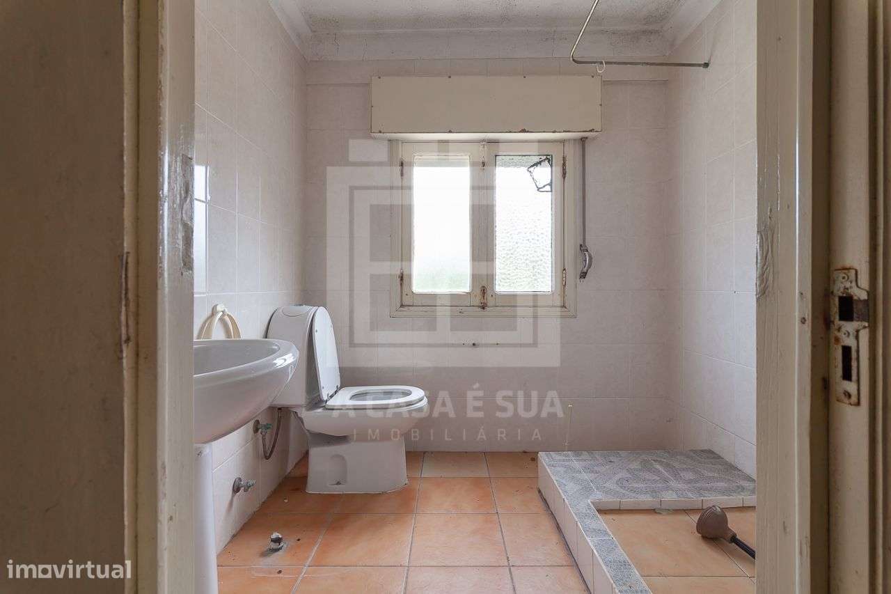 Moradia T3 com comércio para reabilitar e com PIP aprovado em Avanca - Grande imagem: 5/17