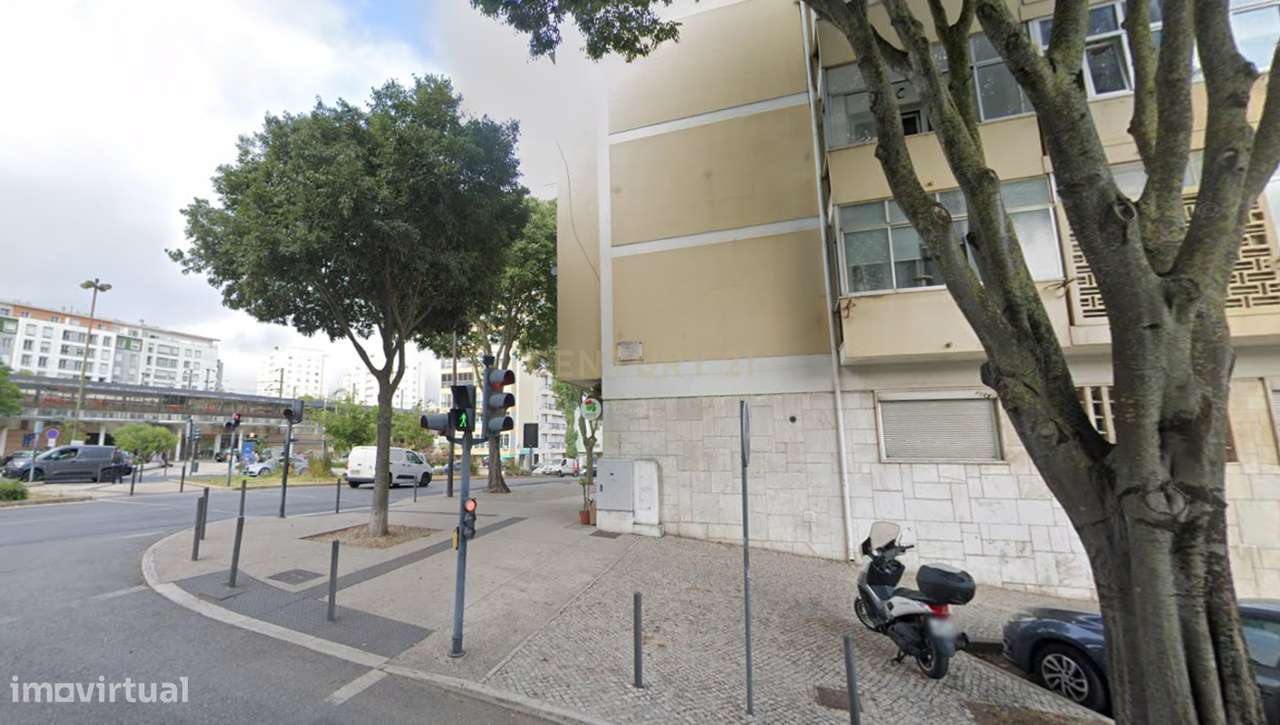 Loja comercial com 2 montras — Saída da Estação CP de Benfica | 180.00 - Grande imagem: 3/5