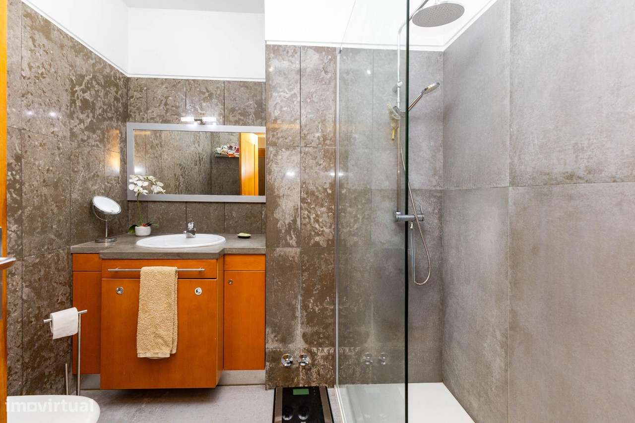 T3 Último Piso c/ Varanda, Garagem e Arrumos. Av. Altino Coelho,...-17