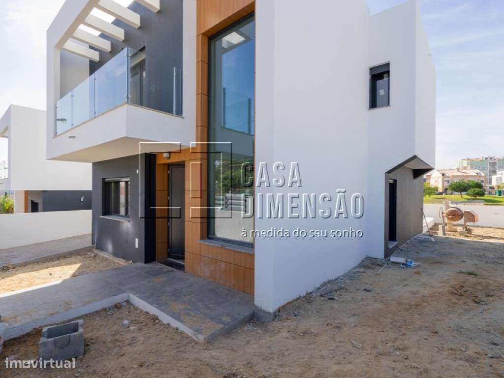 Moradia isolada de tipologia T4 localizada na zona da Charneca da C...-55