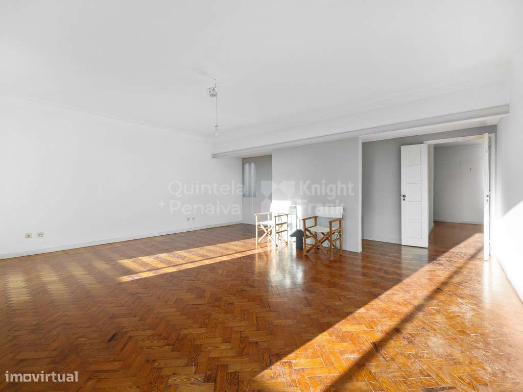 Apartamento T4, com varanda, Rua Domingos Sequeira, para obras - Grande imagem: 4/25