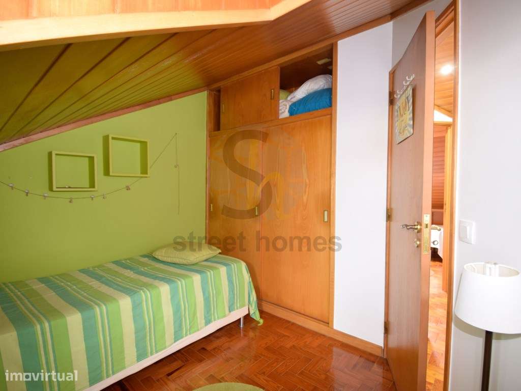 Moradia espaçosa com 2 pisos mais sótão , garagem e espaço exterior...-19