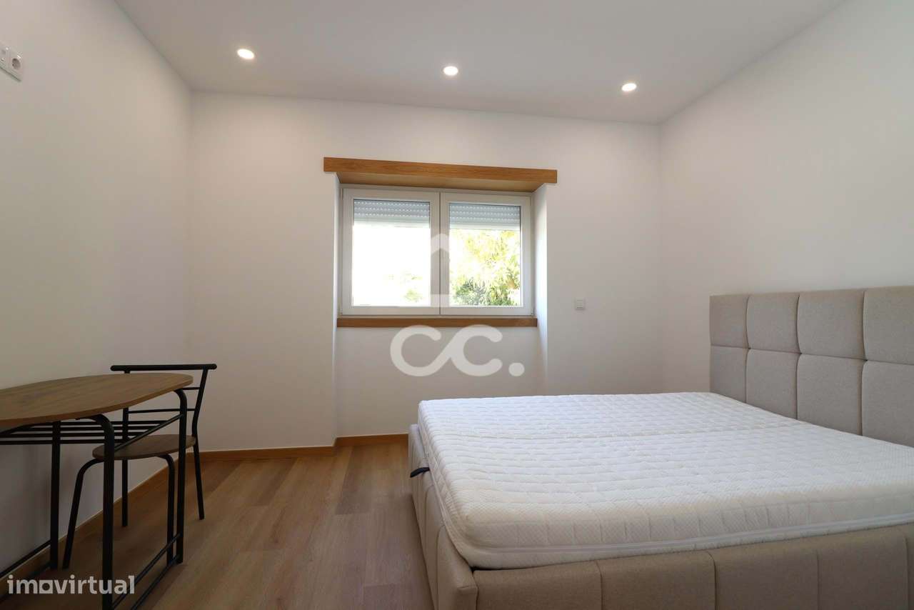 Moradia totalmente remodelada com 6 apartamentos T2 junto à Dias da Si-32