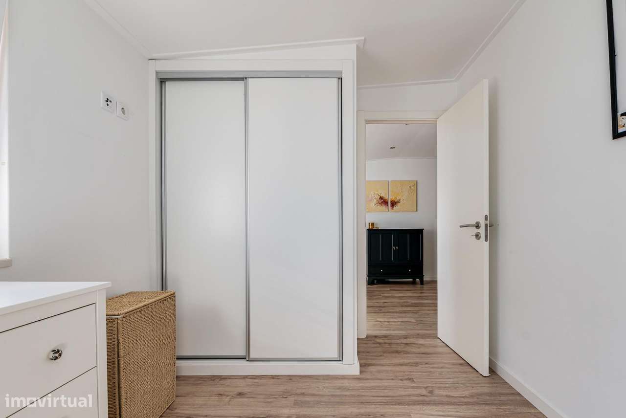 T2+1 Dúplex Remodelado com 4 Varandas e Vista Cristo Rei – Almada-23