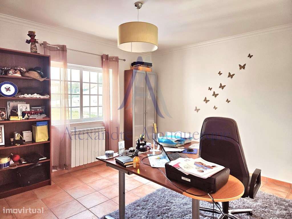 Moradia Isolada T4 de Prestígio com Piscina e Jardim-16